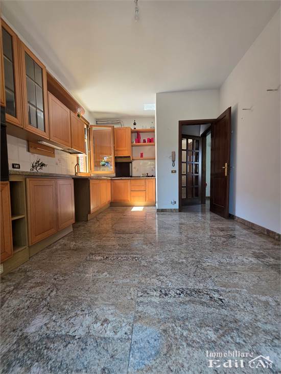 cucina ampia con balcone
