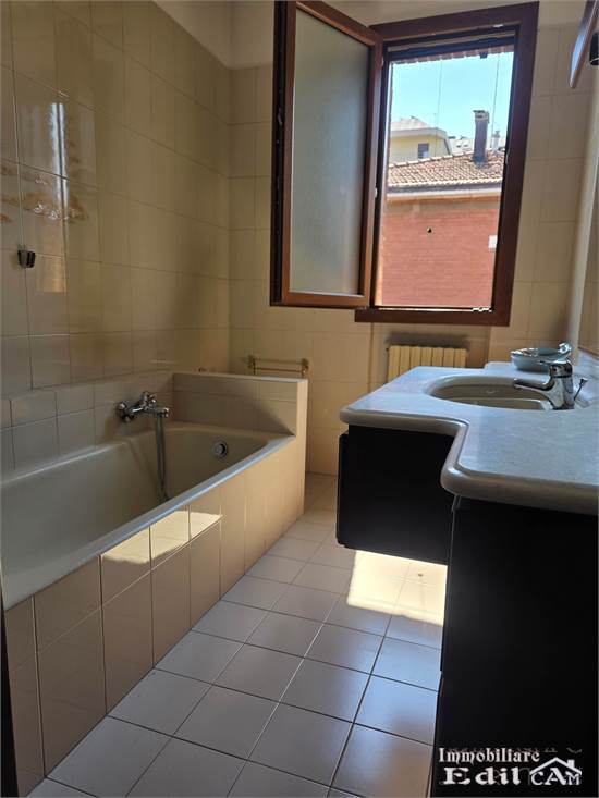 bagno p. secondo con vasca e doccia